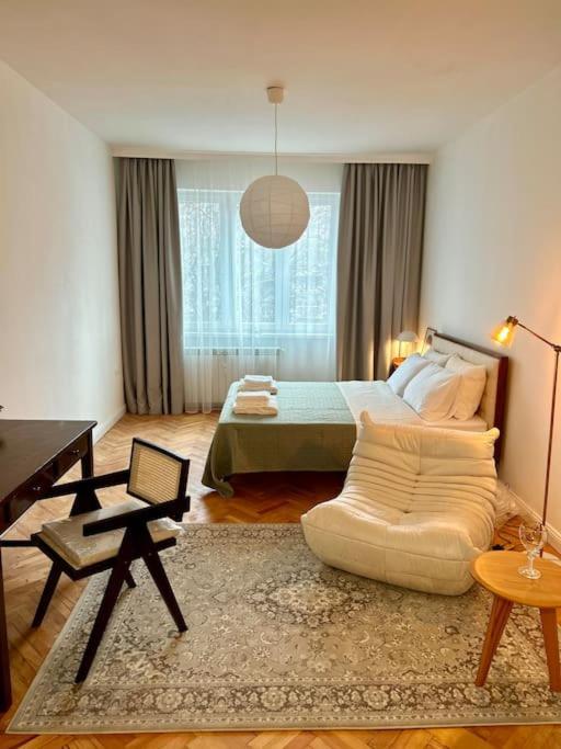 Chic Urban Retreat *